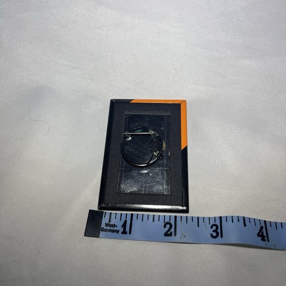 Mike’s Hard Iced Tea Light-Up Promo Pin “This Ain’t Yo’ Momma’s Iced Tea” READ - Picture 3 of 3